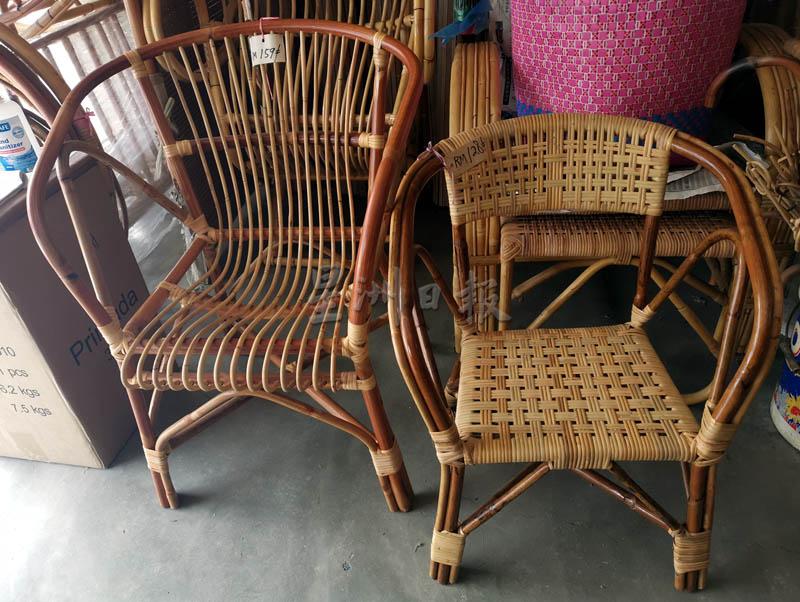 藤椅设计也随着时代进步而改变，左是以藤条为主的现代设计；右是用藤皮编成，属于旧款式的藤椅。