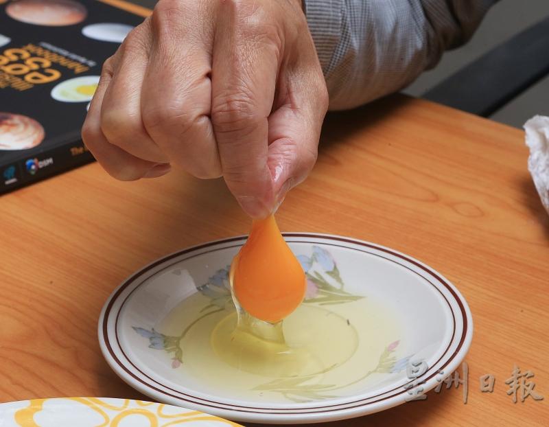 新鲜鸡蛋的蛋黄坚挺，蛋黄膜充满韧性，用手指拈着提起也不会破裂。
