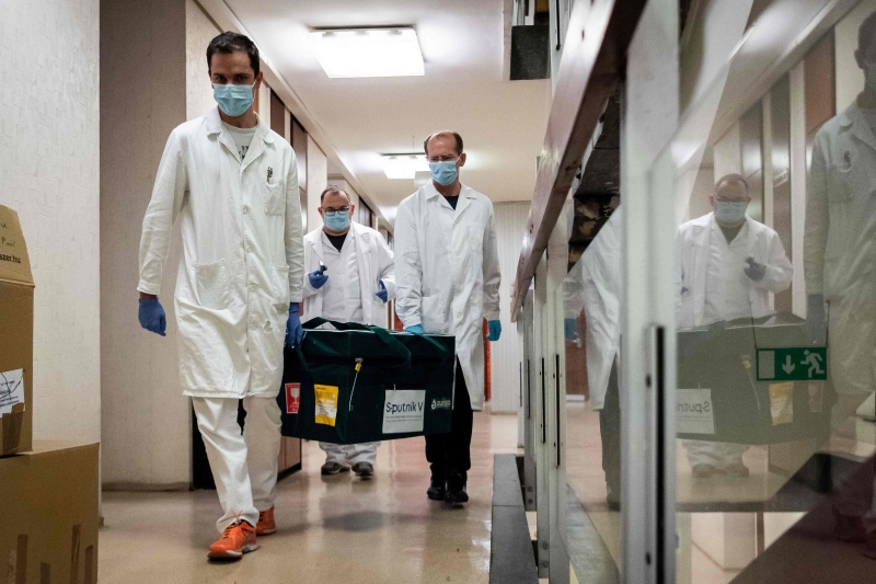 俄罗斯研制对抗2019冠状病毒的疫苗样本周四运抵匈牙利布达佩斯，当地医务人员随即将样本运往官方实验所进行测试；那些测试结果将决定该国会否采购俄国疫苗。（法新社照片）