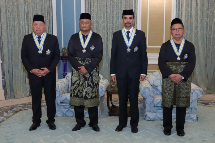 4名受册封第二级拿督勋章的有功臣民，分别是黄匡顺（左起）、沙烈胡丁、阿文德尔吉及阿曼。
