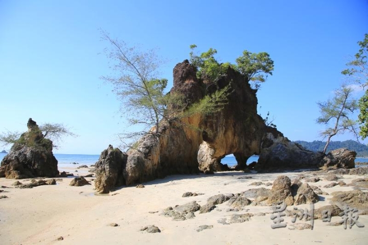 帕延岛上，海蚀雕塑而成的奇岩怪石与洁白沙滩相互辉映。