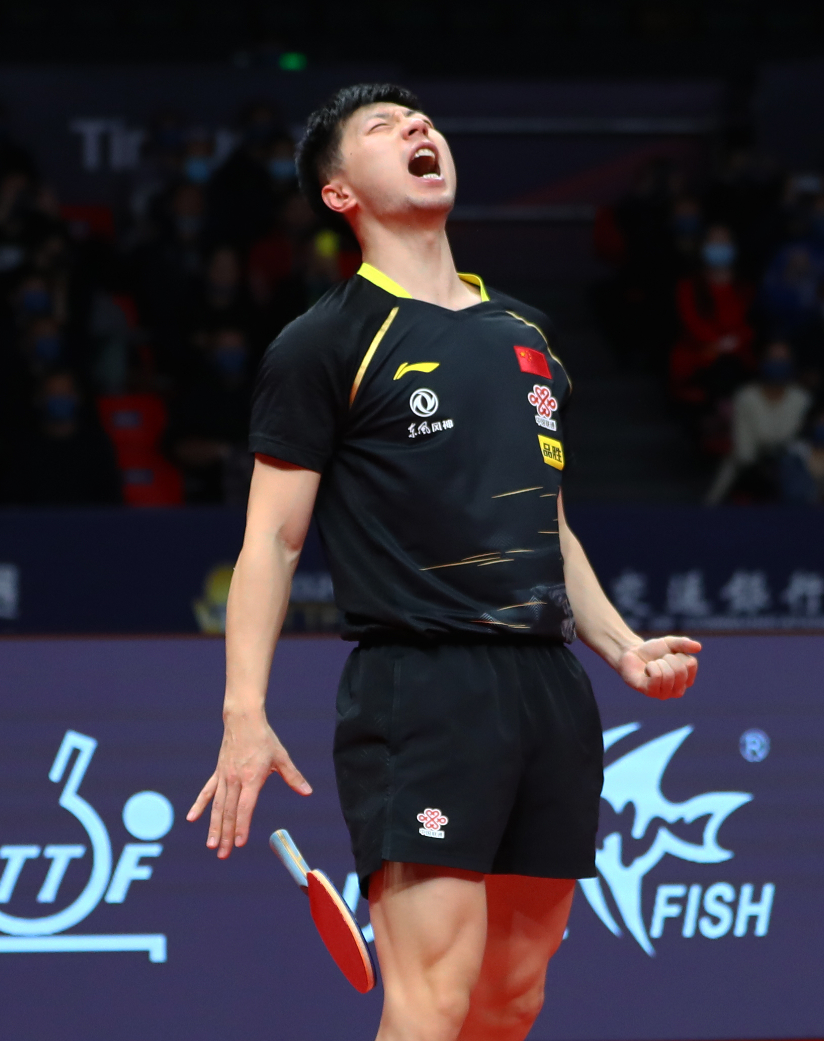 马龙（图）在成功复仇樊振东、生涯6夺总决赛冠军之后，激动得仰天长啸。（新华社照片）
