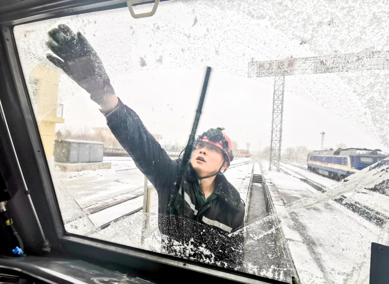 内蒙古中东部地区迎来降雪天气，组织人员对线路和设备进行巡查、清扫，确保运输秩序安全稳定。　　

