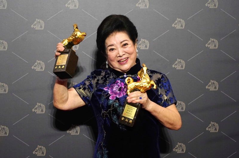 81岁的陈淑芳“双料得主”，分别凭拿下《孤味》金马奖“最佳女主角”及《亲爱的房客》夺“最佳女配角”。