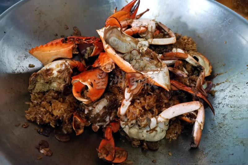 螃蟹与糯米需不断的翻炒，蟹香味与糯米一起入味。