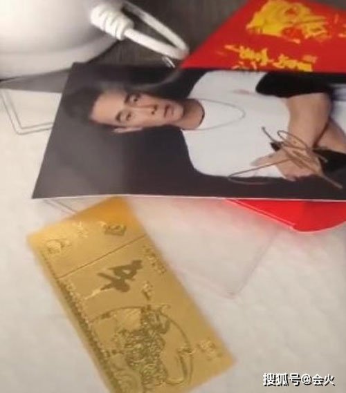 金色的塑料片附上陈小春的签名照，网民气炸炮轰要求退款。