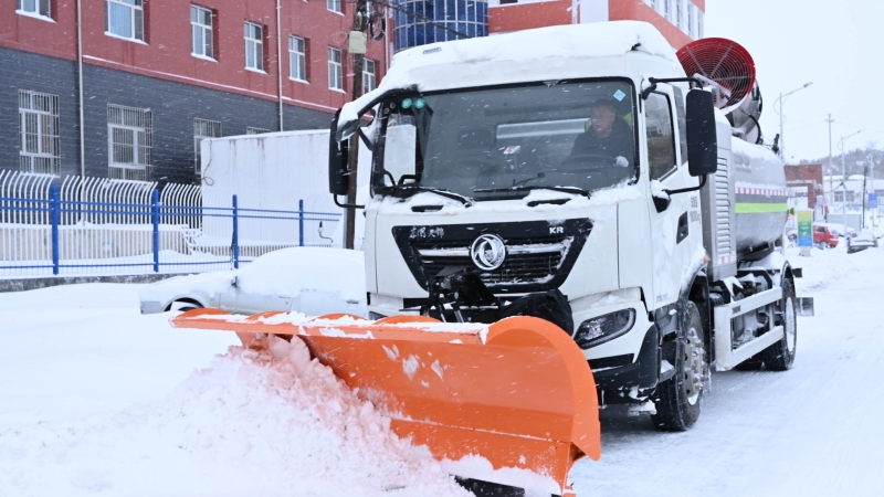 内蒙古自治区通辽市、赤峰市降雪持续，局部地区下特大暴雪铲雪车在赤峰市敖汉旗新惠镇清理路面积雪。　　

