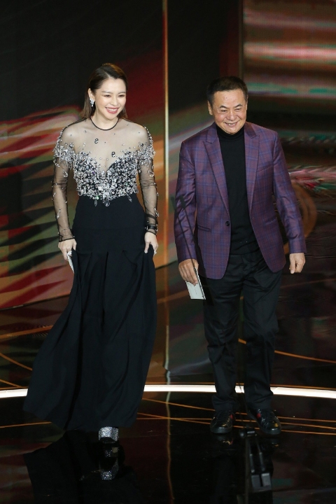 徐若瑄与蔡振南（右）21日晚同台颁发《第57届金马奖》“最佳女配角奖”和“最佳摄影奖”。

