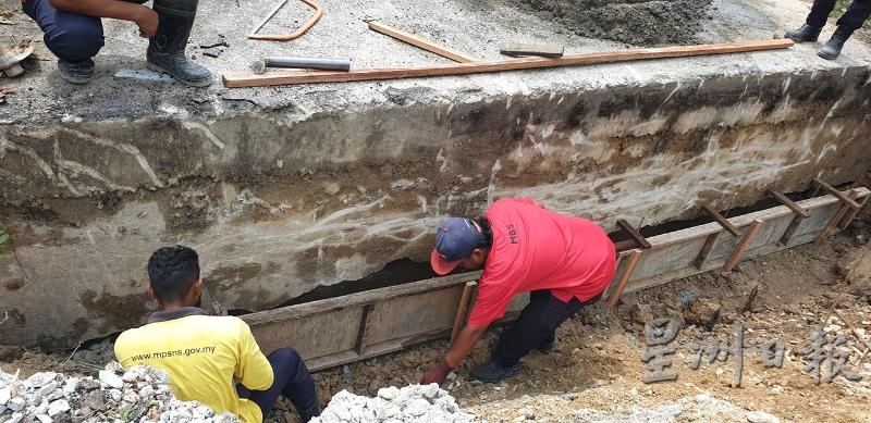 芙蓉市政厅工程组工作人员积极展开抢修。
