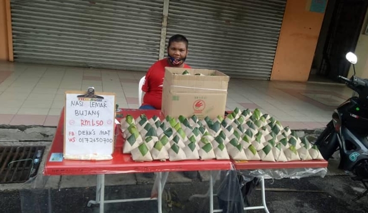 不愿意依靠津贴过活的莫哈末诺毅然决然地开摊卖椰浆饭。