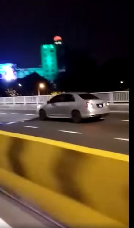 在被拍摄的47秒视频中，这辆在反方向车道疾驰的轿车，尚懂得左闪右避迎面而来的高速车子，幸没酿出大祸。
