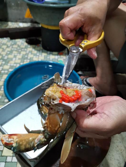 螃蟹下锅前须先清肠去胃，洗净后才下锅炒。