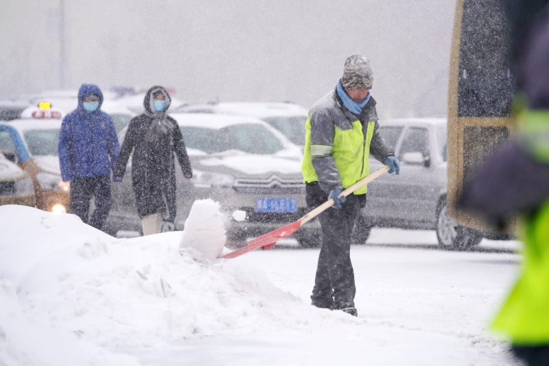 黑龙江省多地遭遇暴雪天气，在哈尔滨市中山路，环卫工人在清雪。

