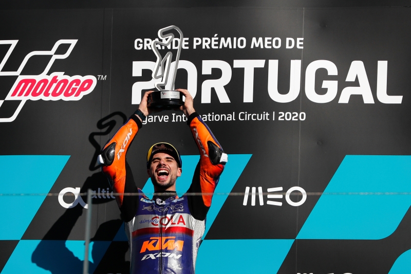 红牛KTM Tech3葡萄牙籍小将奥利维拉在自家主场上演的2020年MotoGP收官站充分发挥主场优势，最终以41分48.163秒的成绩拿下本赛季第2个分站冠军。（美联社照片）