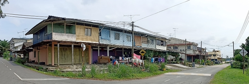 士年纳新村的街场不如从前热闹，许多店面已改为住宅。