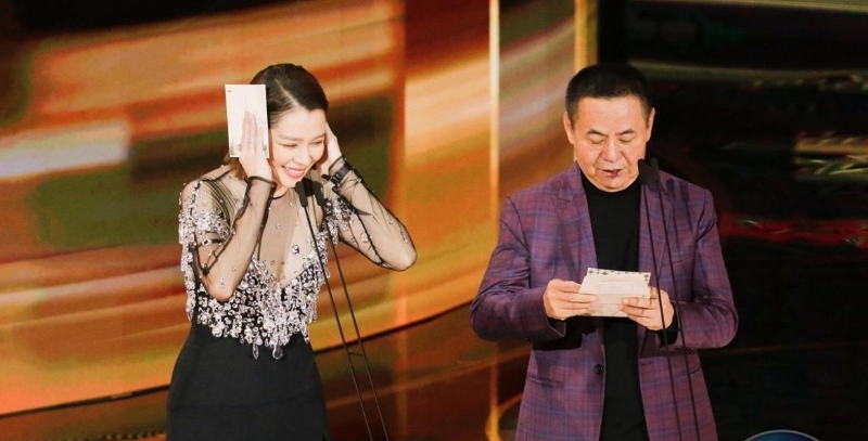 徐若瑄（左）在颁奖时脱序演出被网民骂翻，右为蔡振南。