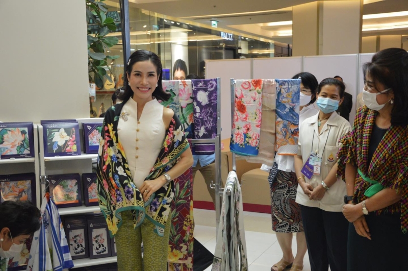 诗妮娜日前代表泰王参加2020泰国制品博览会，和现场妇人打成一片，一展亲切态度。