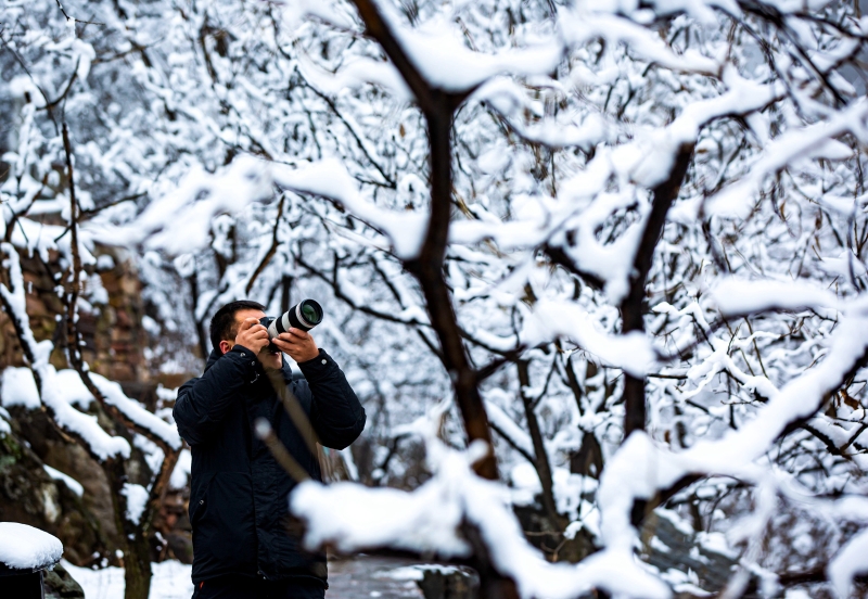 河北省武安市的太行山区迎来降雪，游客在武安市七步沟景区拍摄雪景。　

