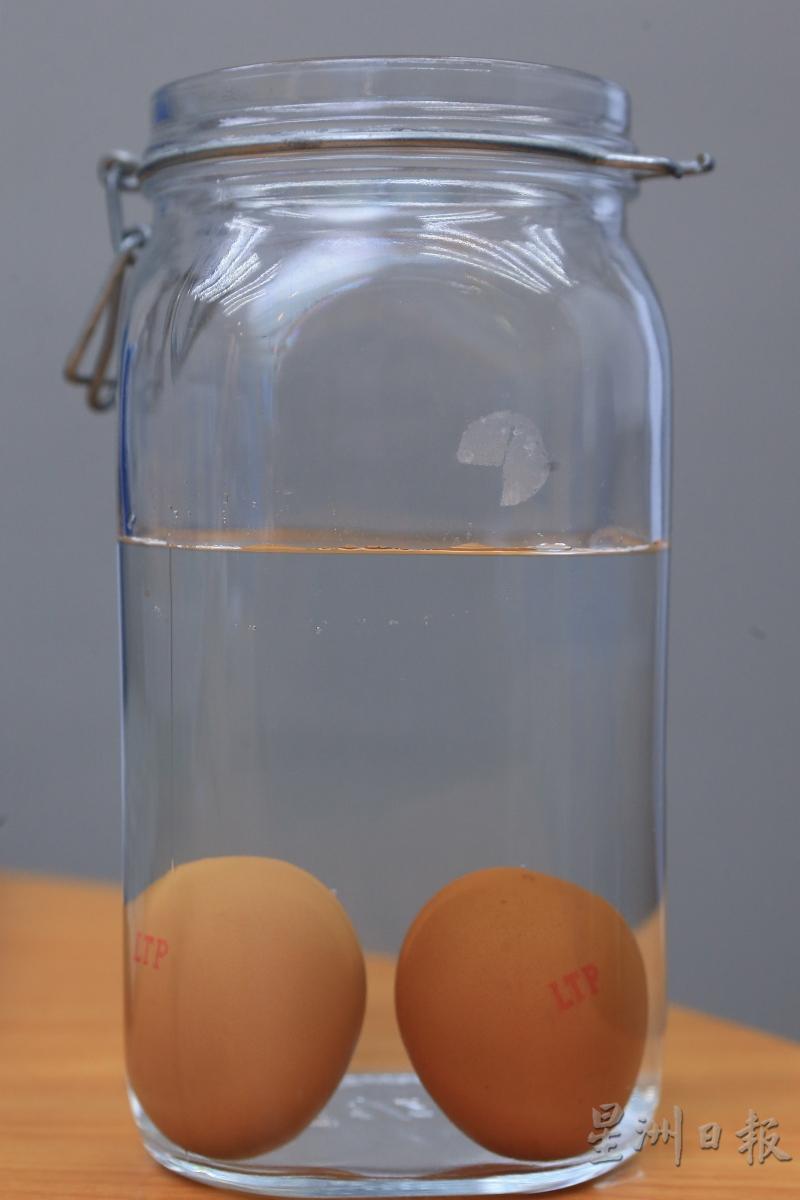 垂直沉入水底，钝端朝上，表示这颗鸡蛋已经过了它最新鲜的时候，但还是适合食用。