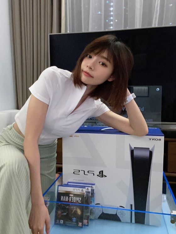 林明祯收到许多男生梦魅以求的游戏机，让她开心可以在酒店打发时间。