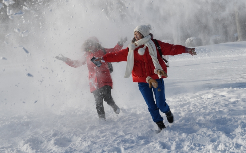 在吉林省长春市，游人在公园内开心的玩雪。　

