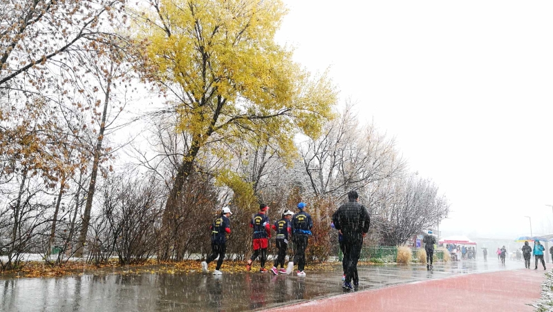 北京下雪了，市民在北京奥林匹克森林公园冒雪跑步。　

