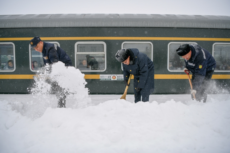 11月19日，中国铁路呼和浩特局集团有限公司大板站职工在清理站台积雪。　

