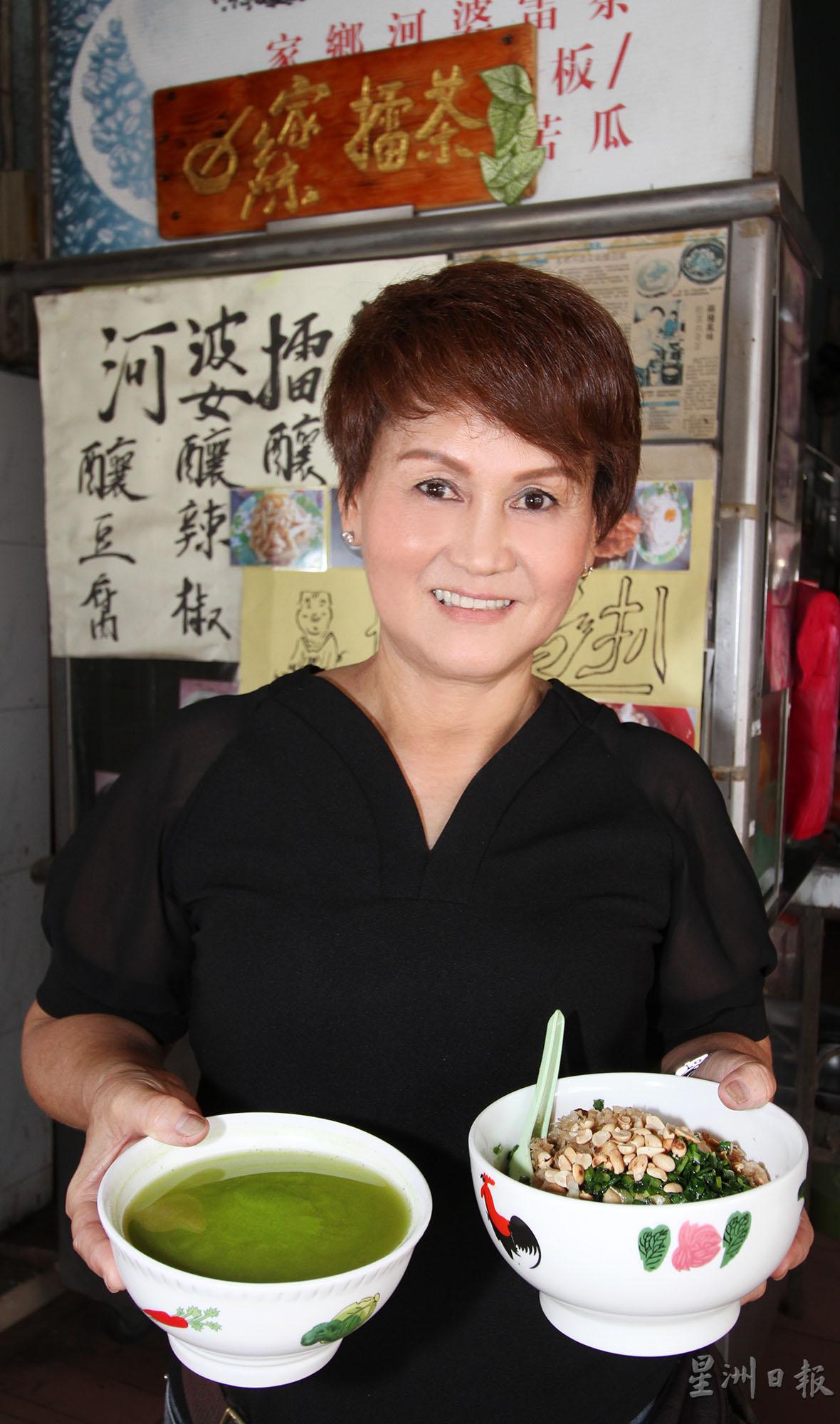 蔡桂香的家乡河婆擂茶，除了一般的擂茶风味，还添了一股香，就是源自她的“秘方”香菜。