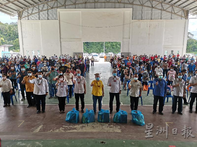 砂地方政府及房屋部长沈桂贤（前排左四）在主持由美里德教会紫理阁举办的弄拉玛慈善布施活动后，与全体220户的受惠家庭合影。