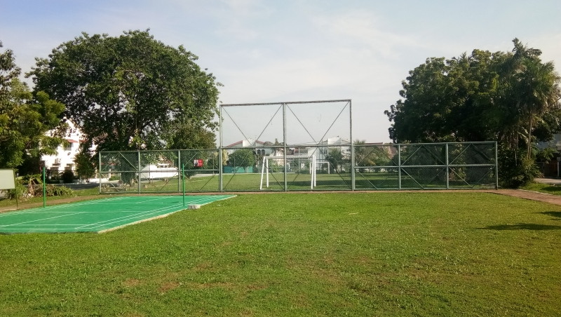 位于直落玻璃花园占布巷公园的大草场，获梁德志援助而作出提升。如今该操场内已有一个羽球场，供居民运动。