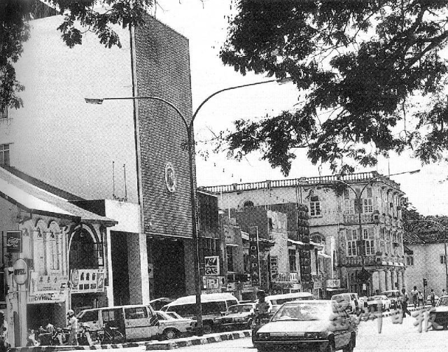 1950年代初福华银行在古晋开设分行，其店面远远高出其他店面。（图：Changing Land Scape of Kuching by Ho Ah Chon）