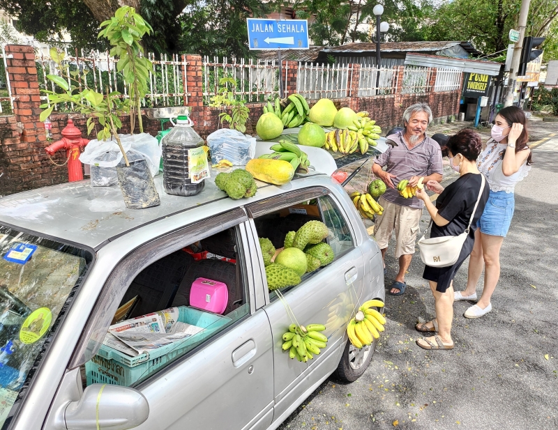 一些开车经过的公众停车买水果。