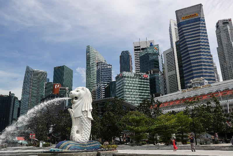 疫情相对稳定的新加坡，原订与香港的“旅游泡泡”指定航班在11月22日启航，但随着香港出现第4波冠病疫情，双边“旅游泡泡”宣告展延2周。