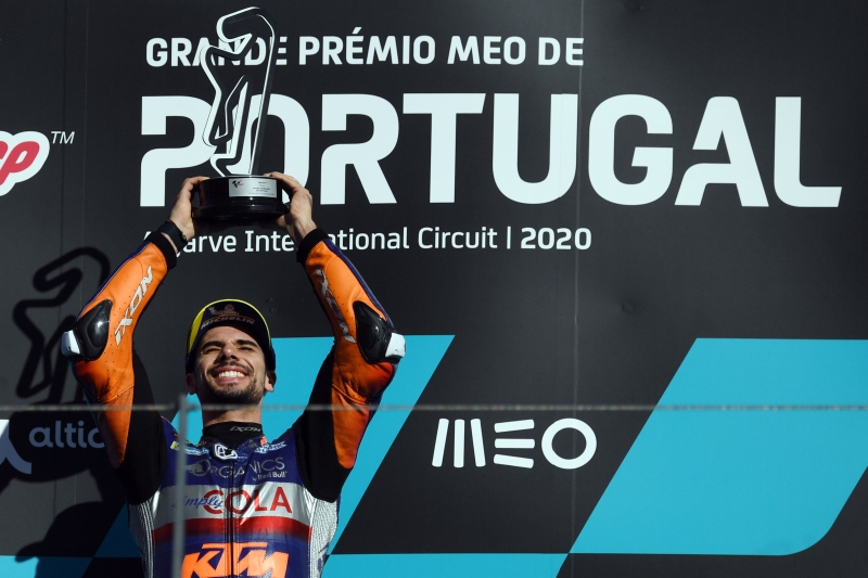 杆位出发的奥利维拉最终如愿在葡萄牙站MotoGP正赛率先冲线，以主场夺冠告别2020赛季和2年KTM Tech3生涯。（法新社照片）