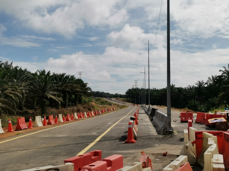 新道路工程终于进入尾声，目前已完成装置路灯工程。