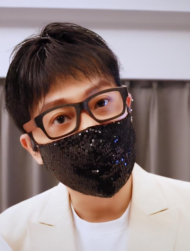 陈志朋22日在网上分享近照，照片中的他戴着眼镜和亮片口罩，帅气非常。不过评论区里的大部分人却在投诉说自己从他直播间购买的黄金有问题。