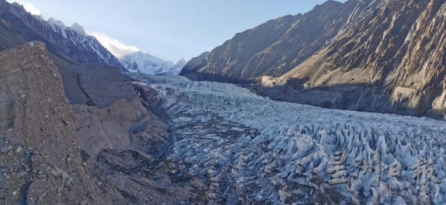 帕苏冰川欣赏壮观的雪白冰川。

