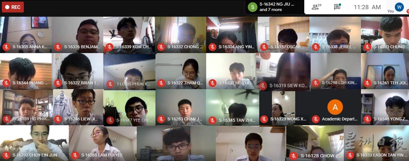 学生们借助Google Meet进行线上考试。