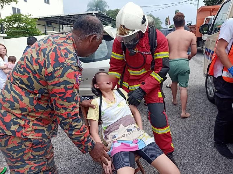 这名女子在逃跑过程中，不慎吸入过量浓烟而感到呼吸困难，事后被救护车送入院治疗。