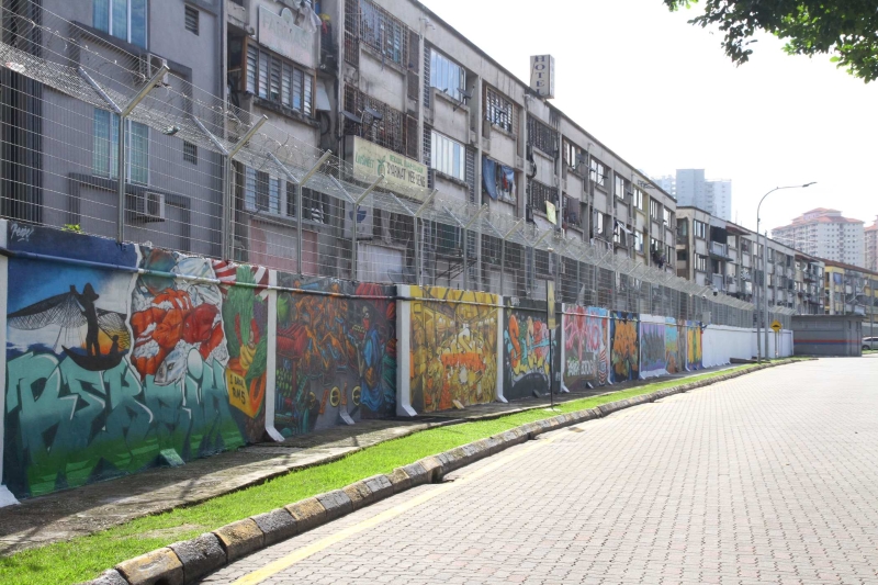 吉隆坡批发公市的围墙都画上漂亮的壁画，欢迎到访的人们前去观赏。