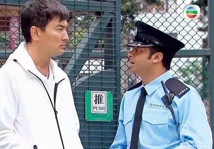 演出多年闲角的陈振华，直至去年在《金宵大厦》中，演南亚裔警察“娃娃”，而为人熟悉。