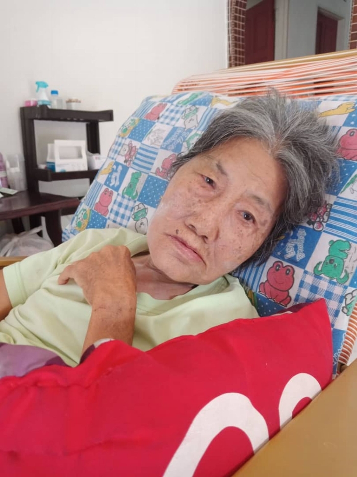 张云英于3个月前中风瘫痪在床，无法言语和自理。