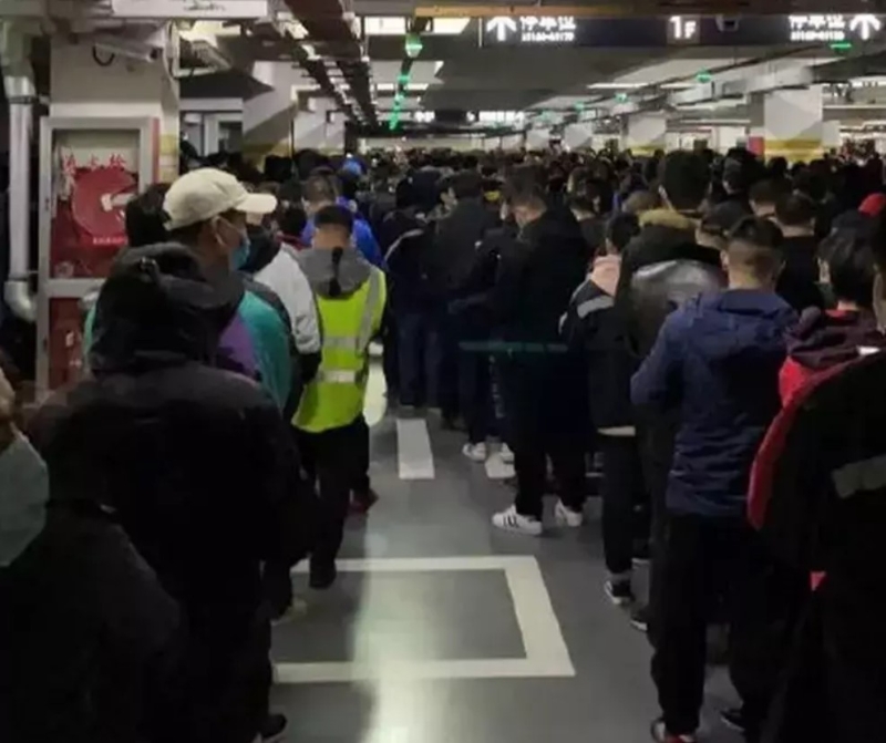 上海浦东机场有大批人员排队等待连夜检测。（互联网照片）