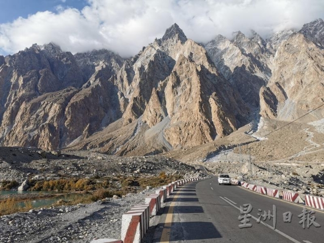 巴基斯坦北部的公路两旁都是巍峨的山峰，景色非常壮观。

