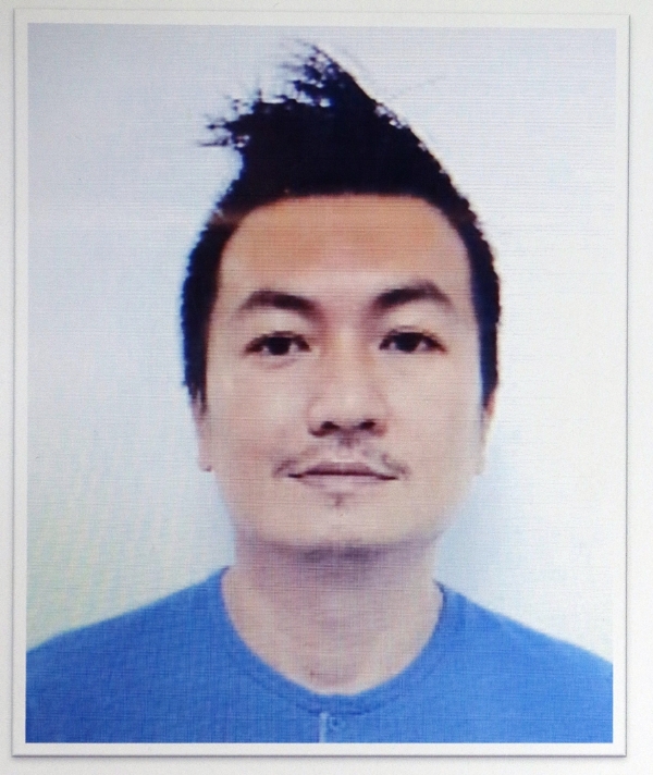 警方正在寻找一名自称是“Alan”或“Frankie”的相关嫌犯。名字：Muhammad Raif Lee bin Abdullah，最后住址是：03-07, Jalan Mewah Ria 2/2, Taman Bukit Mewah, 81200 Johor Bahru。