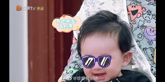 Hoho出生不久后，陈小春曾在受访时开心表示，次子比Jasper婴儿时期长得更好看，而且五官像妈妈。