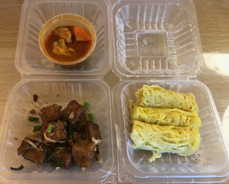 张吉安23日在脸书分享他回马隔离第一份早餐Roti Jala和咖喱鸡，网民纷纷关心“份量这么少，吃得饱吗？”