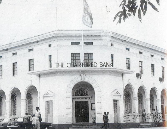 邮政总局建成之处，渣打银行即在此开业。（图：Changing Land Scape of Kuching by Ho Ah Chon）

