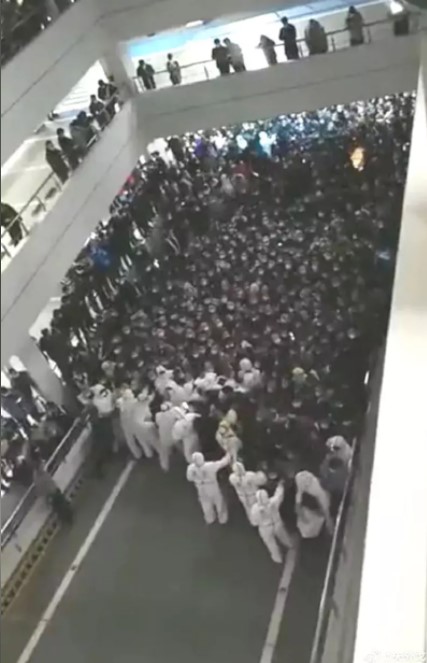 网民转发浦东机场状况，因大批人员临时被要求检测，现场人群拥挤、呼叫不断，场面一度混乱。。（互联网照片）
