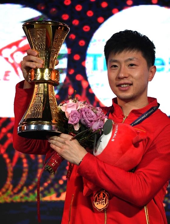 马龙第6次夺得国际乒联总决赛的男单冠军，延续个人历届总决赛夺冠次数最多的纪录。（新华社照片）